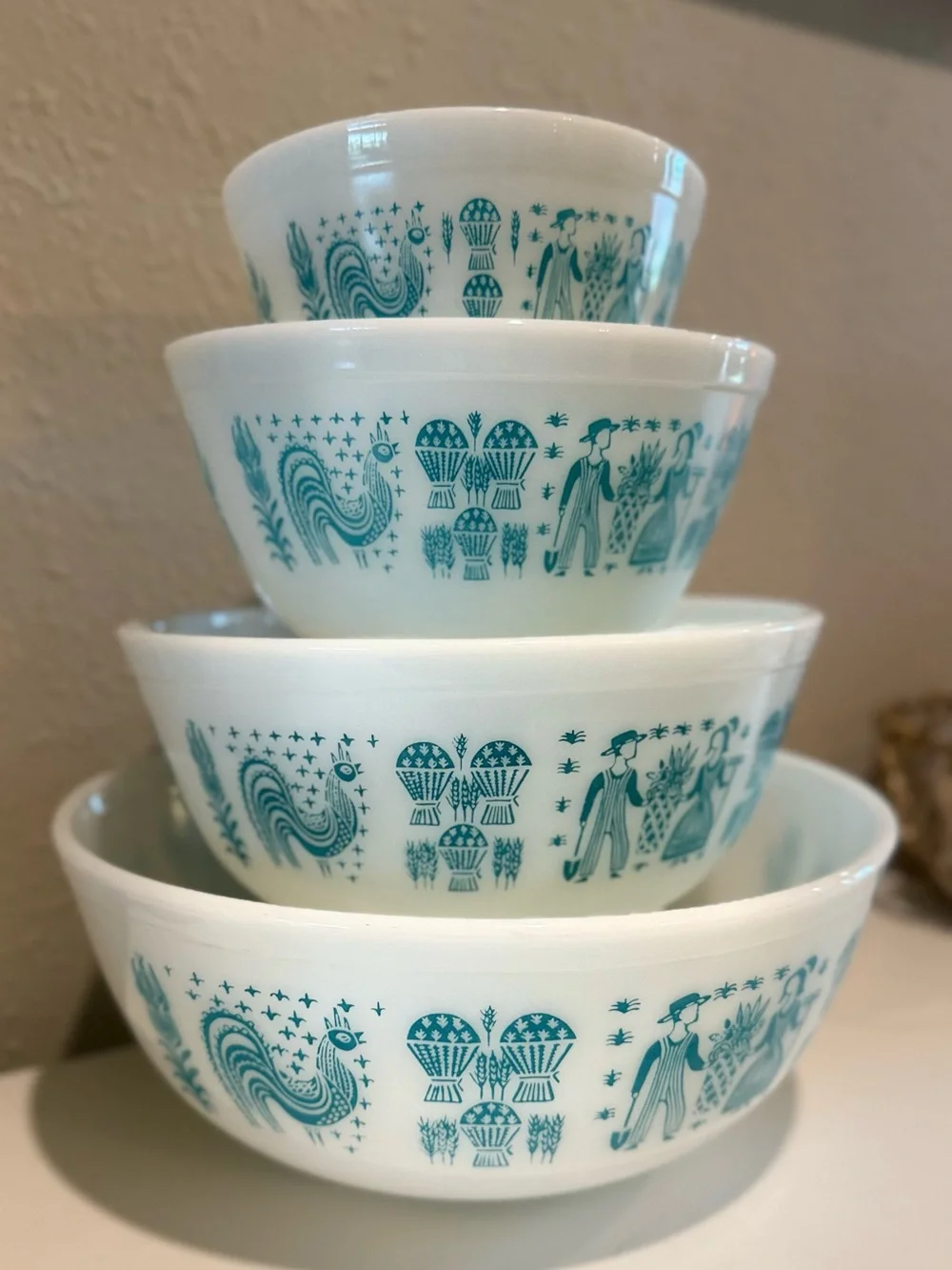 **Stunning** Butterprint Pyrex vintage mixing bowls, 404–401